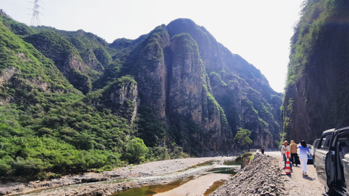 圖為9月1日，九三學社社員企業(yè)中建文旅吳宜夏大師團隊赴109國道沿線及永定河周邊受災現(xiàn)場調(diào)研。