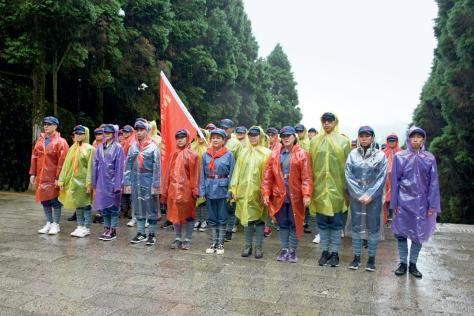 2018 年 4 月，梁安琪組織 100 名員工前往井岡山開展愛國教育