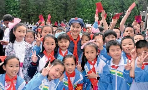 2017 年 5 月，梁安琪組織員工訪問井岡山小學