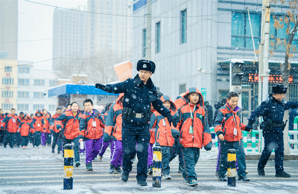 烏魯木齊市米東區(qū)公安分局民警開展雪中“護(hù)學(xué)崗”，切實(shí)保障學(xué)生出行安全。王達(dá) 攝