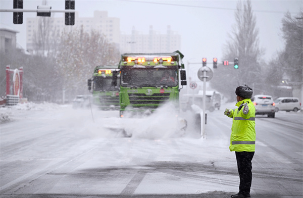 在新疆霍爾果斯市，掃雪車正在清雪。王博 攝