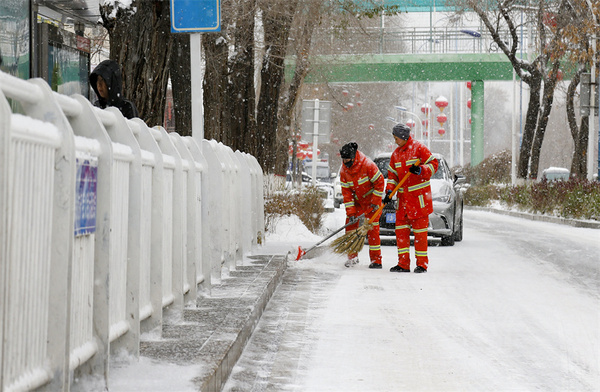 在烏魯木齊大街小巷，環(huán)衛(wèi)工人掃雪除冰，確保群眾出行安全。謝龍 攝