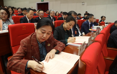 內蒙古自治區政協委員現場簽訂履職承諾書