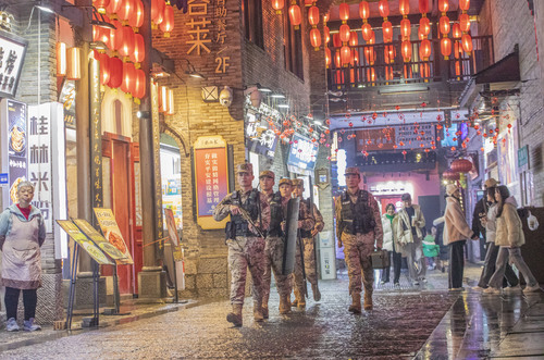 1.武警官兵在夜市街區徒步巡邏 。 張辰飛  攝