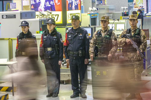 4.武警官兵保障旅客出行安全。  施晨洲  攝