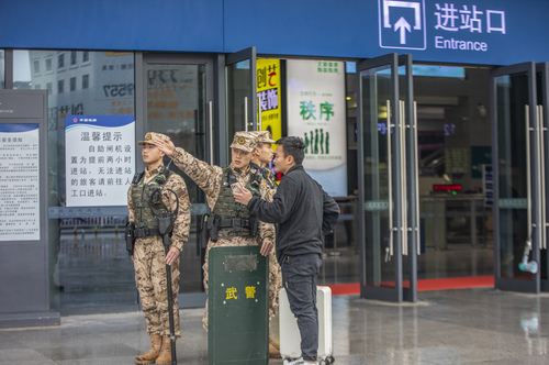 5.武警官兵耐心地為廣大旅客提供便民服務。  施晨洲  攝