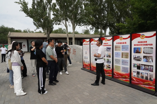 記者團(tuán)在霍城縣伊犁將軍府了解夏永成委員工作室筑牢中華民族共同體意識、倡議推動歷史文物保護(hù)傳承工作。