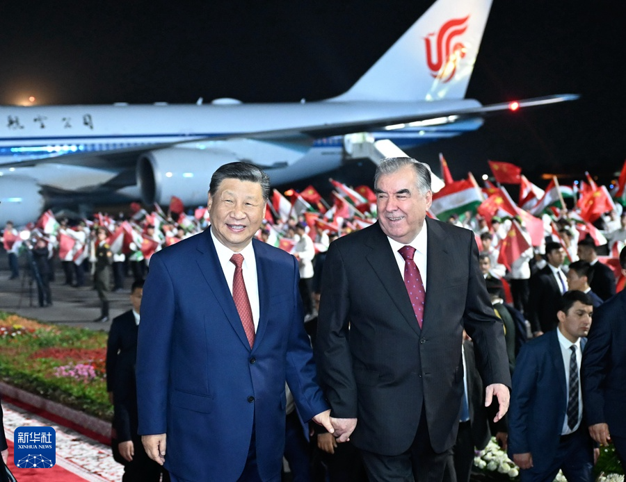 習(xí)近平抵達(dá)杜尚別開始對塔吉克斯坦進行國事訪問