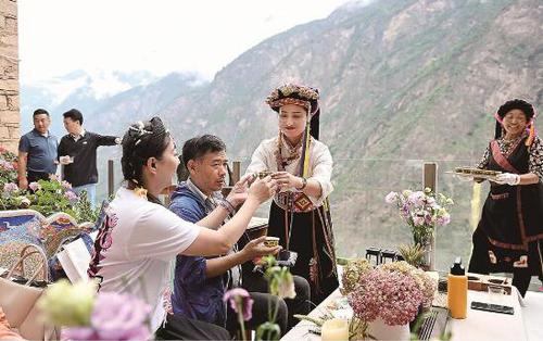 在寶生居民宿，27歲的返鄉(xiāng)創(chuàng)業(yè)青年格絨拉姆為遠道而來的游客沏上一杯茶酥油茶。本報記者 齊波 攝