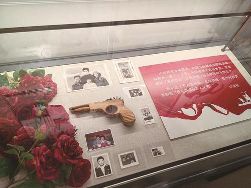 下宅村僑史館三樓陳列的木制玩具槍講述著僑鄉的歷史