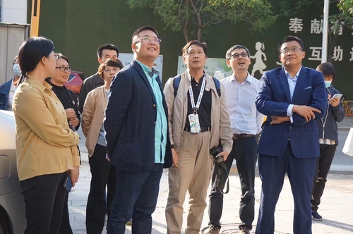 李巖（前排左一）向國家文物局調(diào)研組介紹沈陽革命文物肇新窯業(yè)公司的修繕保護(hù)情況。 （圖片由受訪者提供）