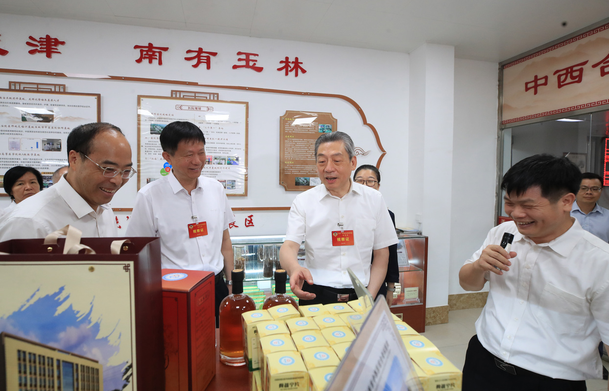   廣西壯族自治區(qū)政協(xié)常委視察團(tuán)圍繞“深化區(qū)域合作，推動(dòng)廣西中醫(yī)藥產(chǎn)業(yè)高質(zhì)量發(fā)展”開(kāi)展監(jiān)督性視察