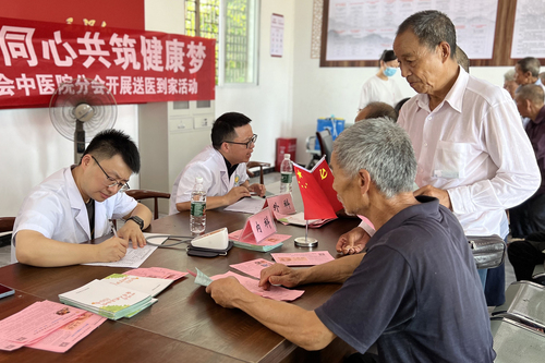 連日來，氣溫持續(xù)攀升，四川省南充市蓬安縣政協(xié)積極組織部分政協(xié)委員，發(fā)揮專業(yè)特長(zhǎng)，深入鄉(xiāng)村、社區(qū)、村組，開展送醫(yī)下鄉(xiāng)及健康義診活動(dòng)。彭圣洲 攝