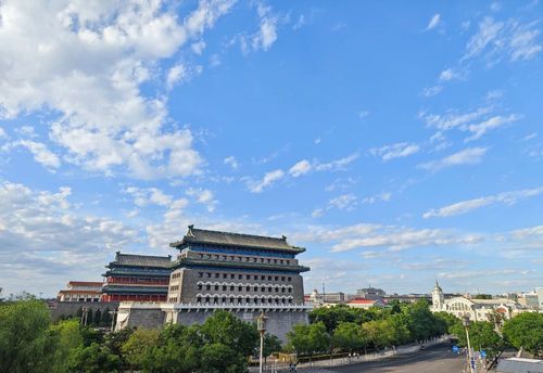 藍(lán)天白云下的毛主席紀(jì)念堂、正陽(yáng)門城樓、正陽(yáng)門箭樓（左至右，5月31日攝）。新華社記者 陳曄華 攝