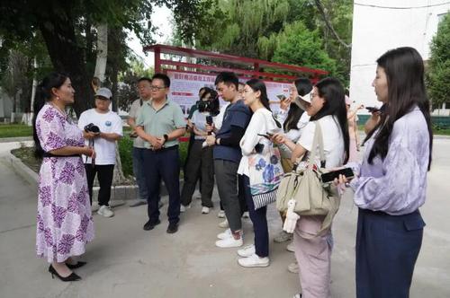 △在新源縣喀拉布拉鎮，賈娜爾委員（左一）接受記者采訪。