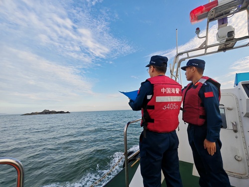 2024年6月7日，山東煙臺海警局長島工作站執法員位轄區海域巡查海島（盧煜萱 攝）