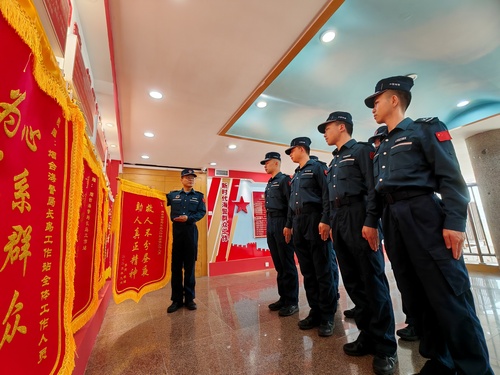 2024年6月8日，山東煙臺海警局長島工作站組織執法員開展儀式教育（盧煜萱 攝）