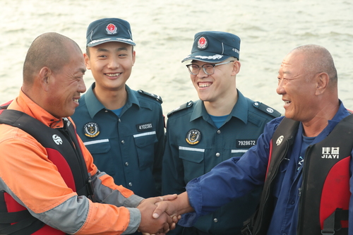 2024年9月14日，山東煙臺海警局長島工作站執法員成功調解一起群眾糾紛，矛盾雙方握手言和（江壯志 攝）