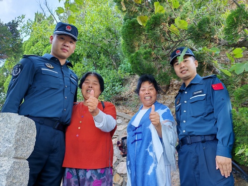 2024年6月27日，山東煙臺海警局長島工作站執法員在開展轄區巡邏過程中攙扶年邁老人，受到點贊好評（盧煜萱 攝）