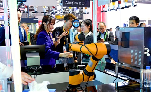 技術裝備展區西門子展臺拍攝的AI迷你調酒(5660914)-20241108084857