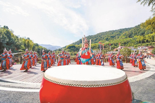 桐廬莪山婦女在以畬族“迎賓禮”迎接遠方貴客，表達少數民族的熱情好客。