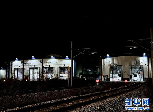 凌晨的廣州東動(dòng)車(chē)運(yùn)用所檢修庫(kù)。新華網(wǎng)發(fā) （謝榮浩 攝）
