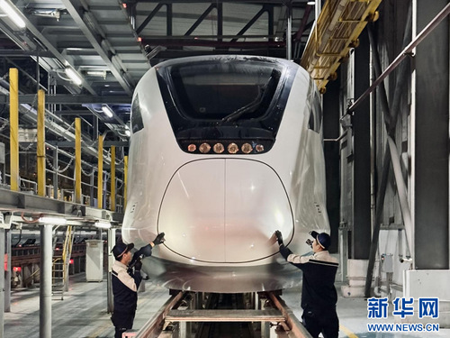 廣州東動(dòng)車(chē)運(yùn)用所機(jī)械師進(jìn)行一級(jí)修作業(yè)。新華網(wǎng)發(fā) （謝榮浩 攝）