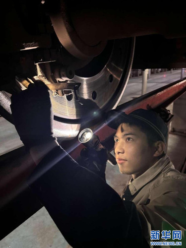 廣州東動(dòng)車(chē)運(yùn)用所機(jī)械師進(jìn)行閘片測(cè)量。新華網(wǎng)發(fā) （謝榮浩 攝）