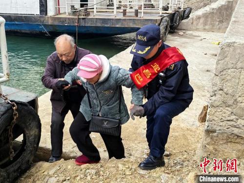 海事志愿者幫助老人乘船。陳道宇 攝