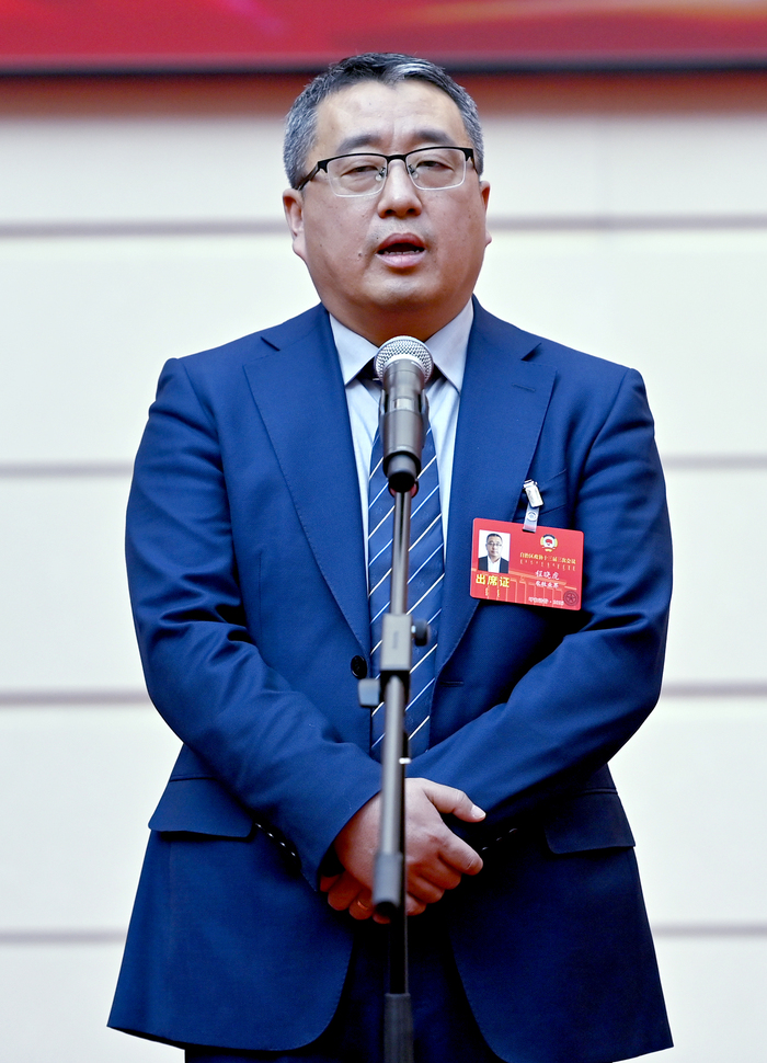 自治區政協委員、赤峰東榮羊絨發展（集團）有限公司總經理程曉虎