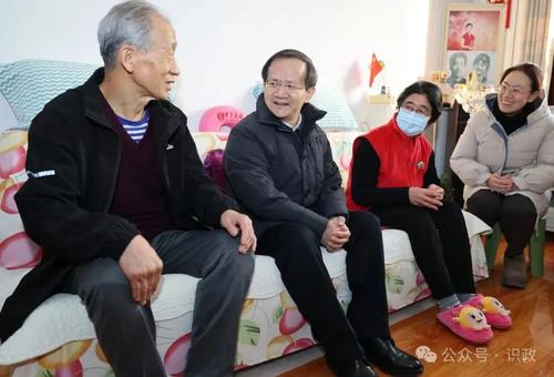 詢問閆秀蘭及家人身體、就醫等情況