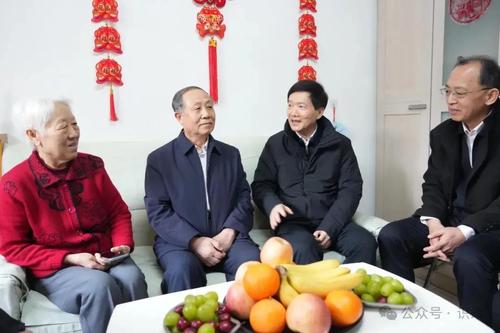看望慰問全國先進工作者朱寶銀
