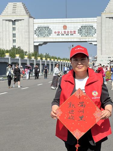 ▲ 杜明燕在滿(mǎn)洲里口岸參加委員履職“服務(wù)為民”活動(dòng)。