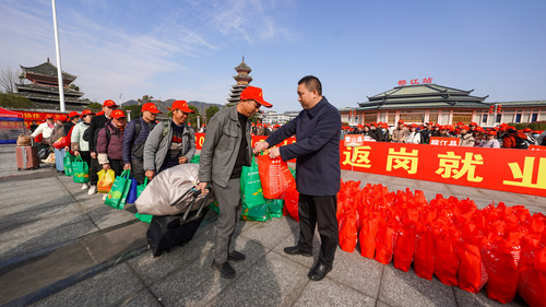 “點對點”暖心專列再啟程(6328216)-20250214083842