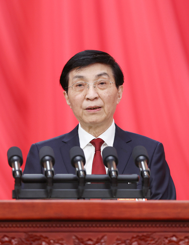 3月4日下午，中國人民政治協(xié)商會議第十四屆全國委員會第三次會議在北京人民大會堂開幕。這是全國政協(xié)主席王滬寧代表政協(xié)第十四屆全國委員會常務委員會，向大會報告工作。新華社記者 劉衛(wèi)兵 攝