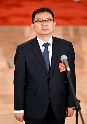 全國政協委員嚴建兵接受媒體采訪。(6558833)-20250305083850