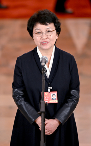 全國政協委員周嵐接受媒體采訪。(6558846)-20250305083918