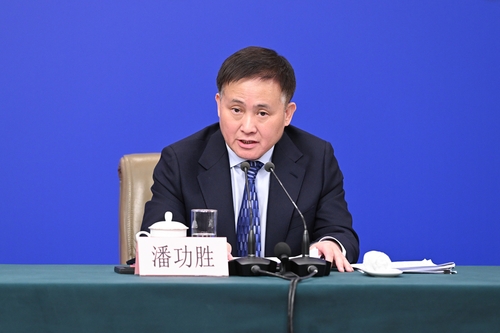 中國人民銀行行長潘功勝回答記者提問