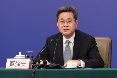 財政部部長藍佛安回答記者提問