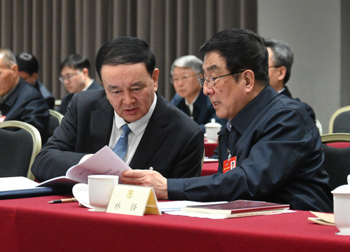 小組討論會間隙，努爾蘭.阿不都滿金委員與(6599847)-20250306173804