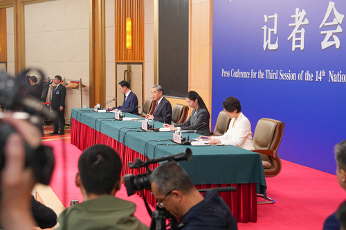 王毅回答中外記者提問(wèn)