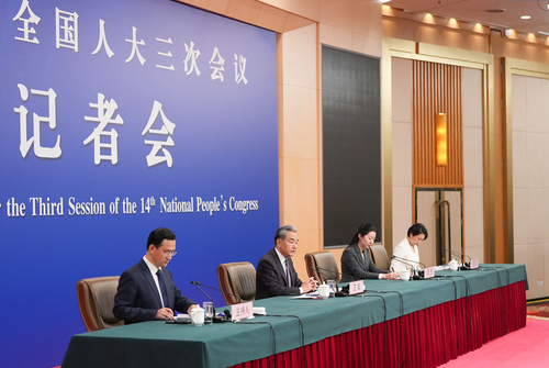 王毅回答中外記者提問