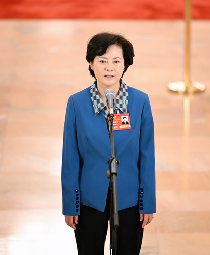 圖為全國政協(xié)委員徐曉蘭接受媒體采訪。(6632534)-20250308101142