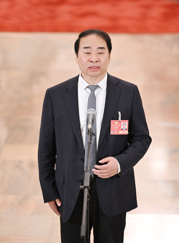 圖為全國政協(xié)委員王定華接受媒體采訪。(6632537)-20250308101117