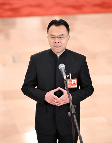 圖為全國政協(xié)委員張朝暉接受媒體采訪。(6632535)-20250308101131