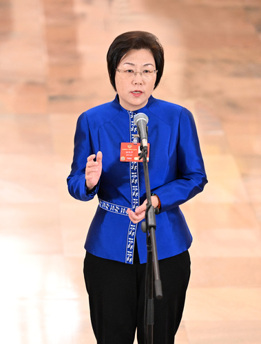 圖為全國政協(xié)委員徐鳳芹接受媒體采訪。(6632561)-20250308101100