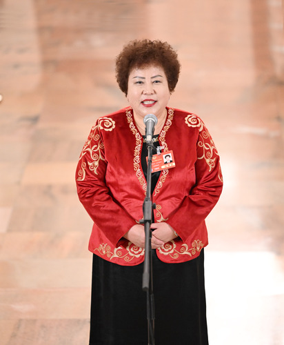 圖為全國政協(xié)委員阿衣木沙·托合塔洪接受媒(6632565)-20250308101032