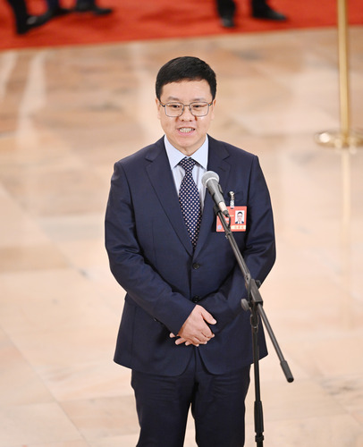 圖為全國政協(xié)委員張樹新接受媒體采訪。(6632566)-20250308101027