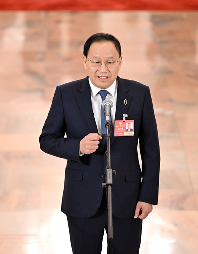圖為全國政協(xié)委員張興海接受媒體采訪。(6632563)-20250308101047
