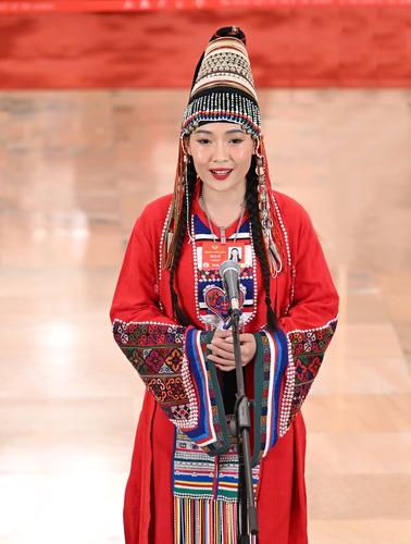 圖為全國政協(xié)委員楊鈺尼接受媒體采訪。(6632556)-20250308101105